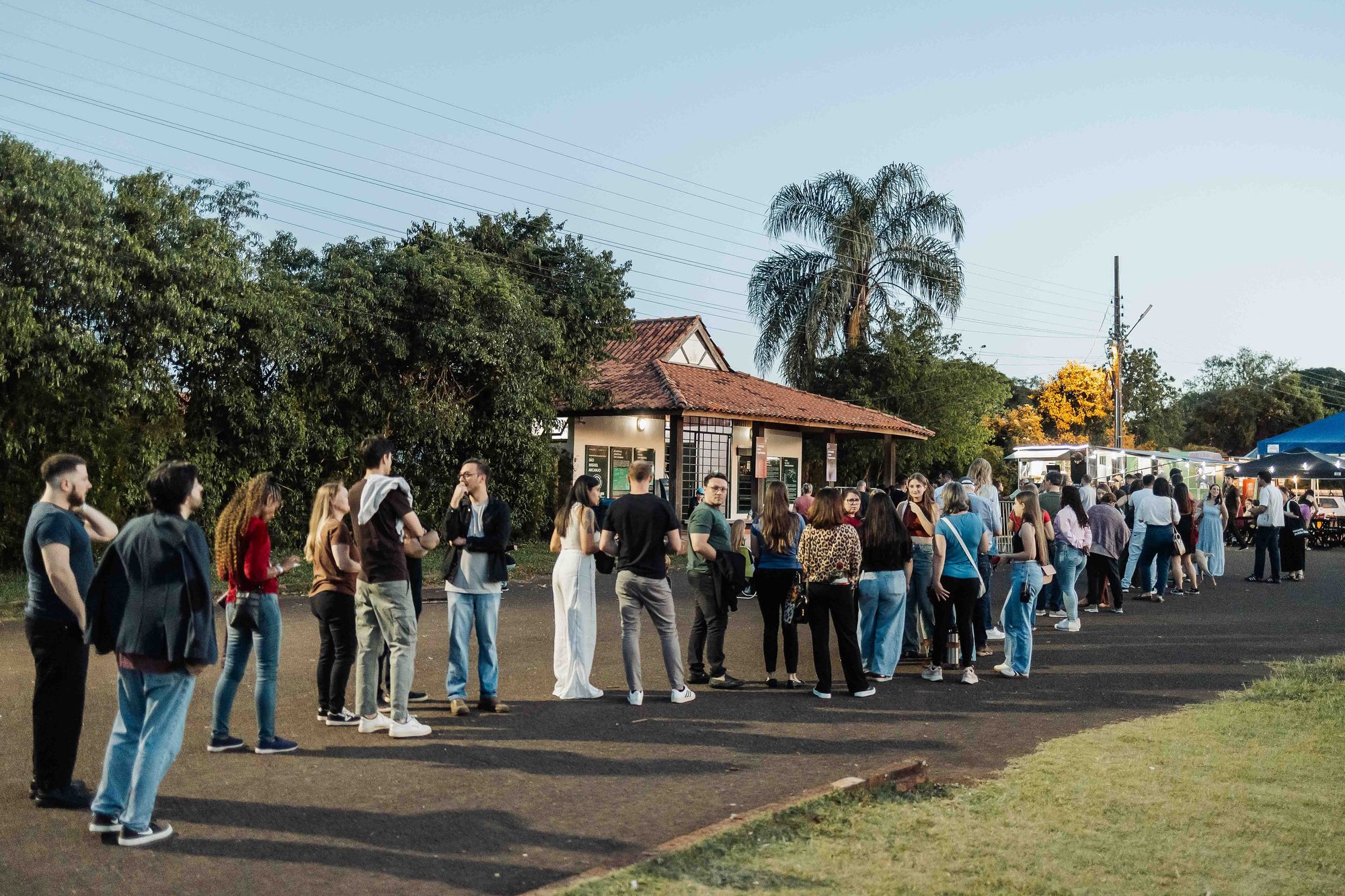 Plateia ao ar livre nas ruínas iluminadas