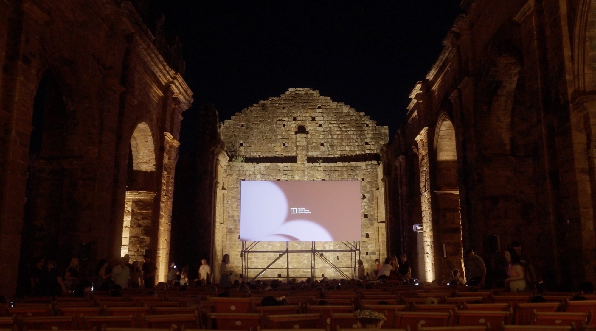 Sessão de cinema no interior da catedral de pedra de São Miguel das Missões