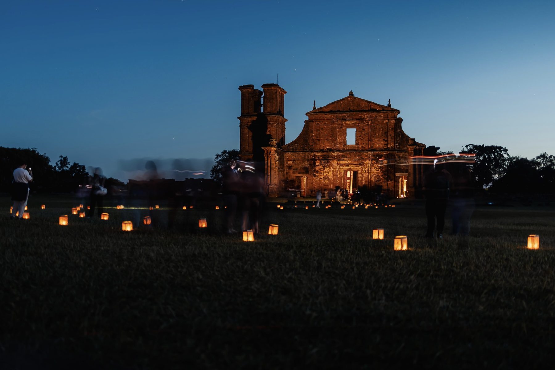 Ruínas iluminadas por luminárias à noite